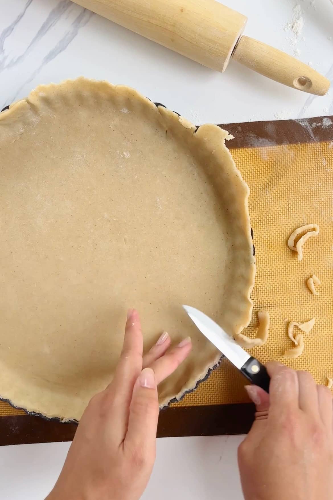 Lining the tart pan / how to make an apple rose tart.